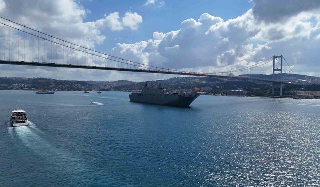 İstanbul Boğazı'nda Zafer Bayramı coşkusu: Deniz Kuvvetleri'nden özel geçiş