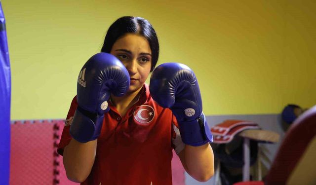 Sokakta laf atıldı, kickboksa başladı! Elif Tıraş dünya ikincisi oldu