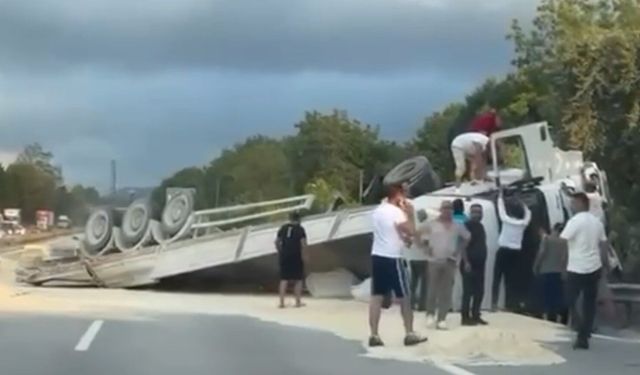 Anadolu Otoyolu’nda kum yüklü tır, karşı şeritte devrildi