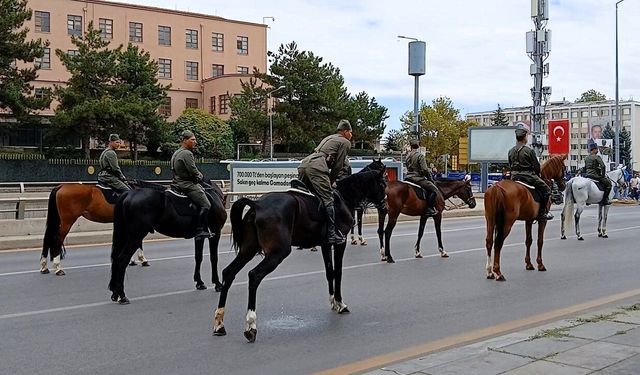 30 Ağustos Kortejinde tebessüm ettiren an: Süvari Atı İnönü Bulvarı’nı “Göle çevirdi”