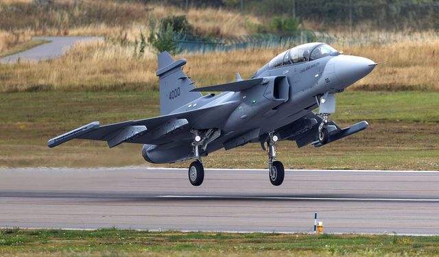 Gripen F ilk uçuşunu başarıyla gerçekleştirdi