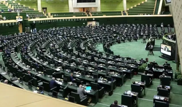 İran'dan Hürmüz Boğazı'nda dikkat çeken karar: Geçen gemilerden ücret alınacak