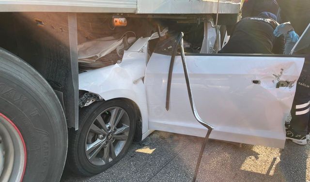 Tokat’ta feci kaza: Otomobil tıra arkadan çarptı, sürücü hayatını kaybetti