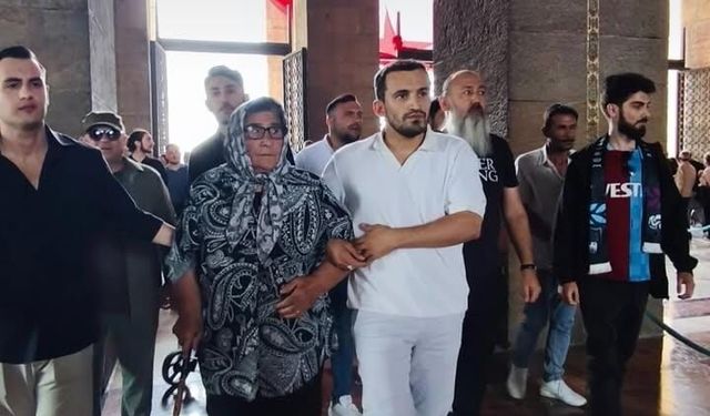 Trabzonlular Amed maçı öncesi Anıtkabir'e geldi!
