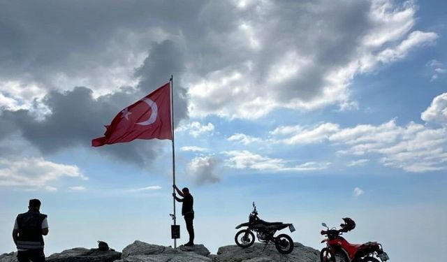 Amanos Dağları’nda anlamlı gelenek: 2 bin 200 rakıma motosikletle çıktılar, zirvedeki Türk bayrağını yenilediler