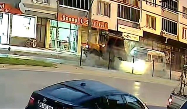 Tarım işçilerini taşıyan panelvan traktöre arkadan çarptı: 10 kişi yaralandı
