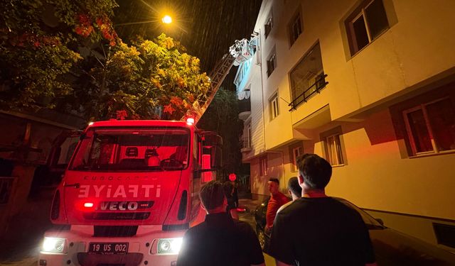 Çorum’da apartman dairesini alevler sardı: Mahsur kalan 7 kişi itfaiye merdiveniyle kurtarıldı