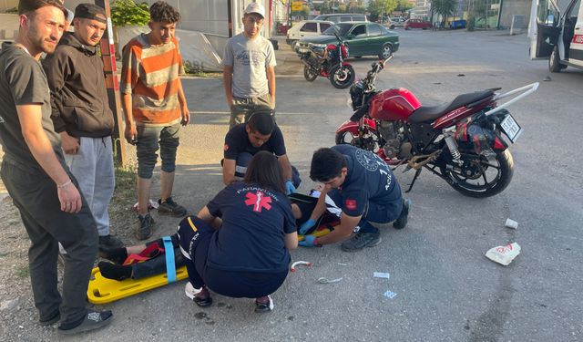 Kontrolsüz kavşakta iki motosiklet çarpıştı: Kaza anı kamerada