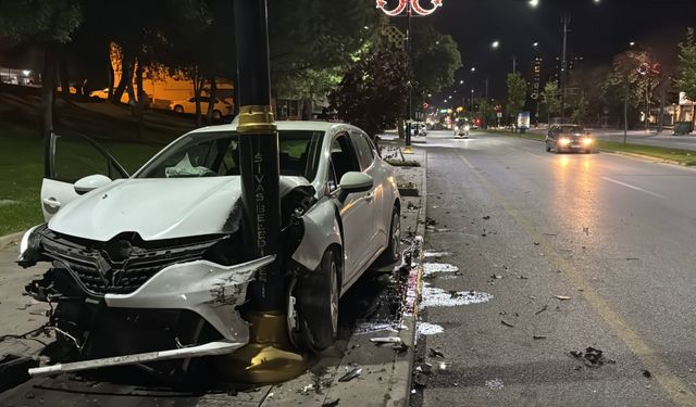 Sivas’ta otomobil aydınlatma direğine saplandı: 4 kişi yaralandı