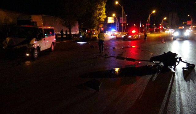 Minibüs ağaca çarptı, motoru yola fırladı: 2 kişi yaralandı