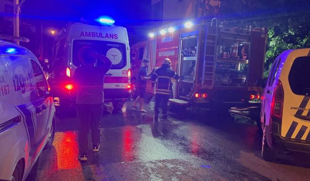 Çardakta çıkan yangın 3 katlı binaya sıçradı: 1 kişi yaralandı