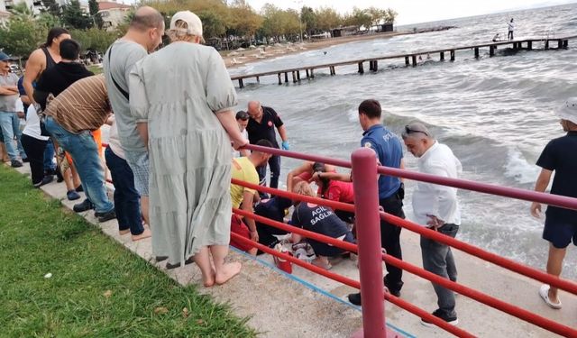 Arkadaşıyla tartışmasının ardından denize atladı: Kadının yardımına cankurtaranlar koştu