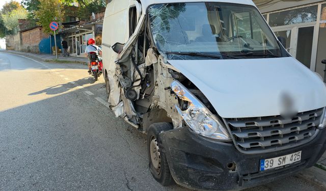 Çekici park halindeki araca çarpıp uzaklaştı: Kaza anı kamerada