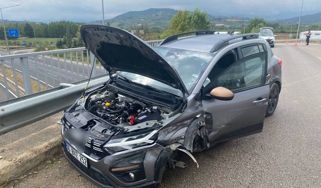 İnegöl’de kontrolden çıkan araç bariyerlere çarptı: 2 kişi yaralandı