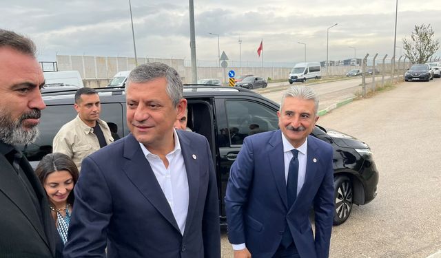 Özgür Özel ve Yeni Parti heyetinden Mustafa Bozbey’i ziyaret etti: Görüşme 1 saat sürdü