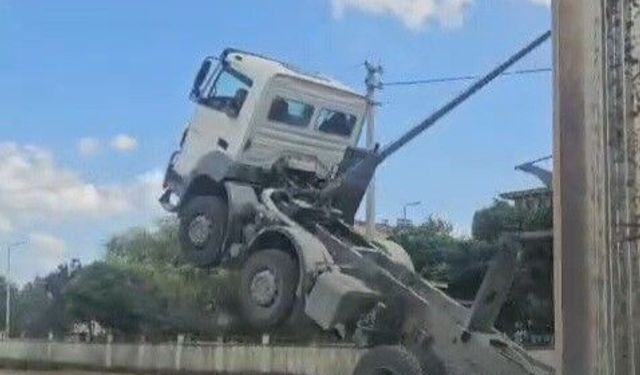 Erzurum’da ilginç kaza: Kamyon levhaya çarpınca şaha kalktı