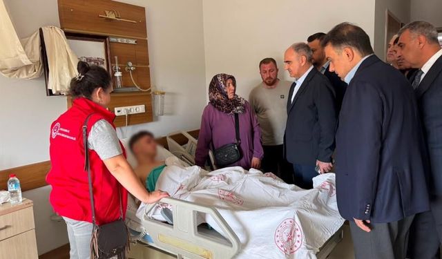 Turgutlu'da 11 öğrencinin yaralandığı saldırı sonrası Vali Özkan hastaneye gitti