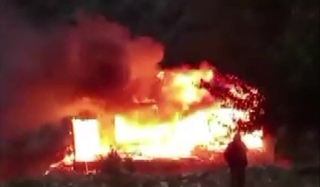 Amasya’da ahşap ev alevlere teslim oldu: 80 yaşındaki ev sahibi kurtuldu