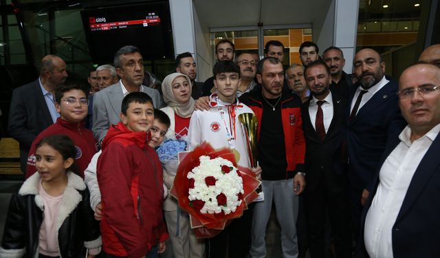 İsrailli rakibini yendi, dünya şampiyonu oldu: Yiğit Şişman’a coşkulu karşılama