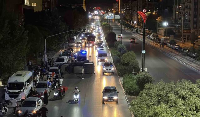 Manisa’da makas iddiası: 5 araca çarpıp camdan çıkarak kaçtı