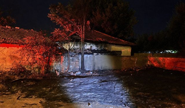 Kontrollü yakılmak istenen ateş rüzgarla yayıldı: Ortalık alevlere teslim oldu