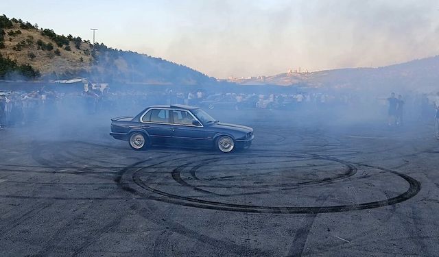 Mühye’de otomobil tutkunlarından adrenalin dolu gösteri