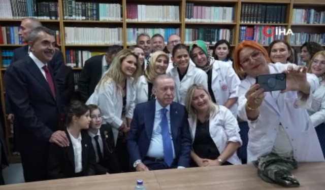 Erdoğan, yeni eğitim yılının ilk gününde Ankara'da öğrencilerle buluştu
