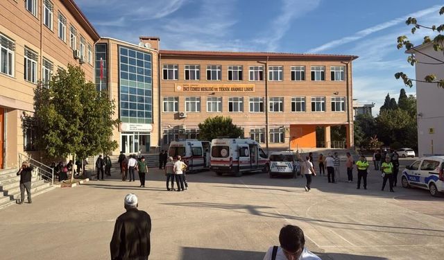Turgutlu'da okul önündeki saldırının nedeni ortaya çıktı: Bir gün önce kavga etmişler!