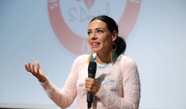 Özlem Tunca kimdir? Özlem Tunca kaç dil biliyor? Özlem Tunca eşi kimdir?