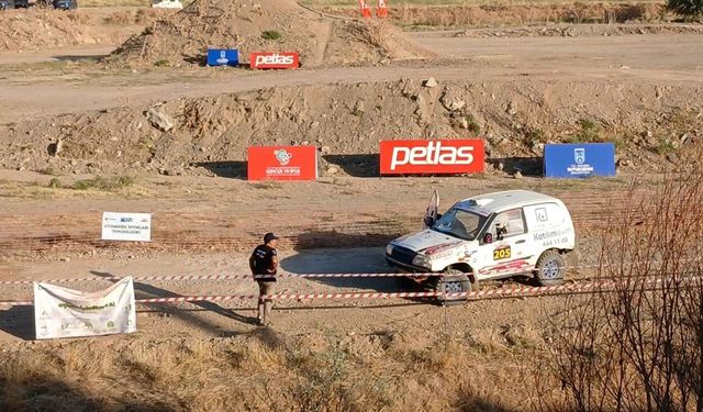 Offroad yarışında hasarlı araç için nefes kesen servis mücadelesi