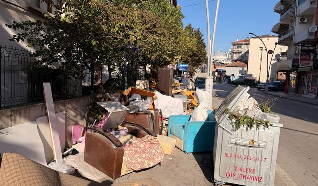 İzmit’te kaldırım adeta açık hava çöplüğüne döndü: Ne varsa dışarı attılar