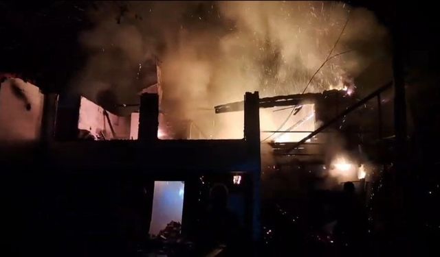 Meyve bahçesindeki baraka alevlere teslim oldu