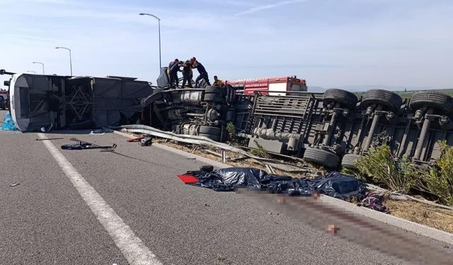 Tır ile yolcu otobüsü çarpıştı! 11 kişi hayatını kaybetti, 26 kişi yaralandı