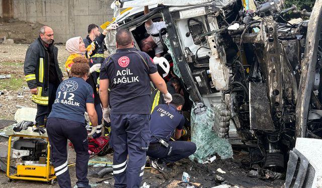 Feci kaza: Köprüden düşen kamyonda yaralanan kişi kurtarılamadı