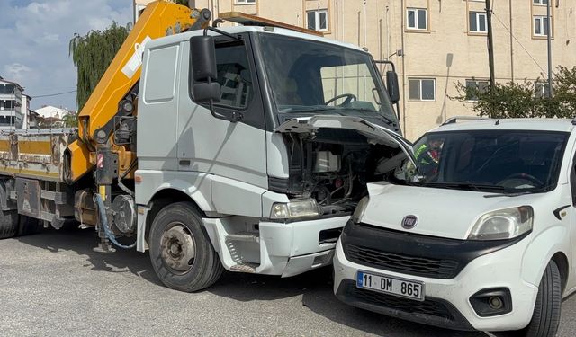 Kavşakta korkutan kaza! Vinç ile hafif ticari araç çarpıştı