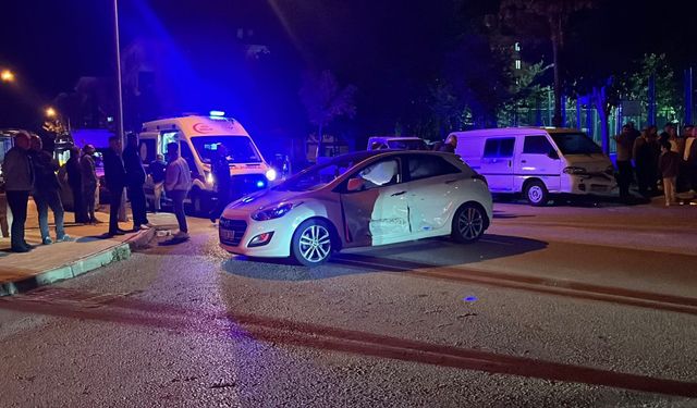 Çorum’da çarpışan otomobil kaldırıma çıktı: 4 yaralı