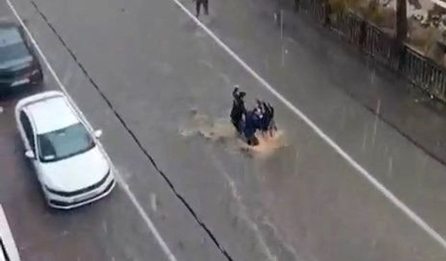 Korkutan görüntüler! Kadın suya kapılarak metrelerce sürüklendi