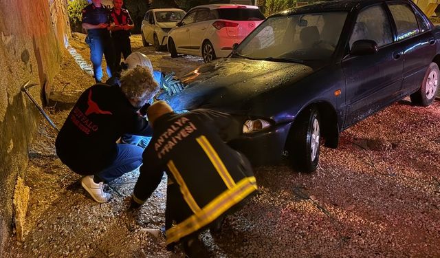 Park halindeki otomobil alev alev yandı! Motor bölümü küle döndü