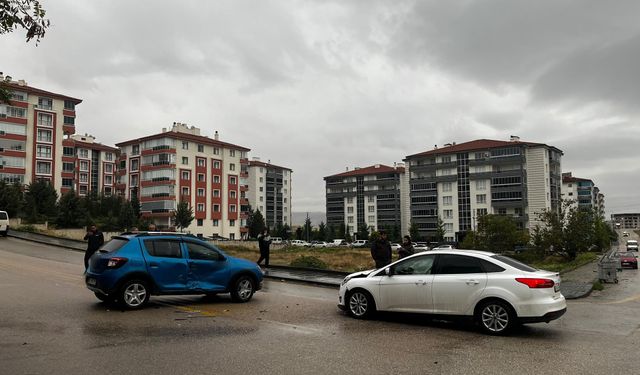 Ankara Beypazarı’nda kontrolsüz kavşakta kaza! Küçük kız hastaneye kaldırıldı