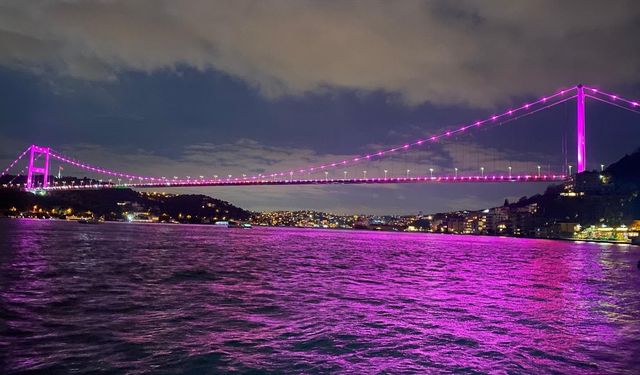 İstanbul Boğazı'nda görenleri şaşırtan görüntü! Köprü bu kez pembeye büründü