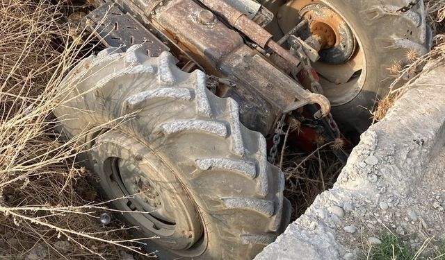 Toprak taşıyan traktör dereye devrildi! Sürücüyü vatandaşlar kurtardı
