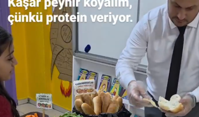 Ders kitaplarını bir kenara bıraktı! Öğrencilerine bakın ne yaptırdı