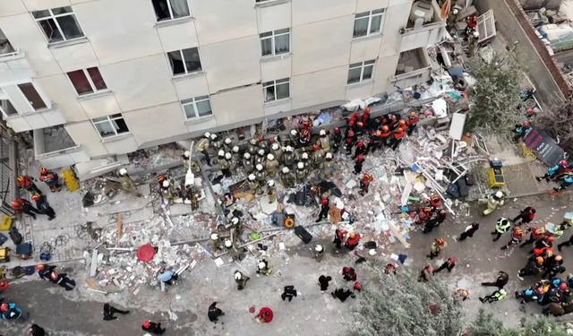 Maltepe’de 7 katlı binanın 3 katı çöktü! Enkaz altında kalanlara var!