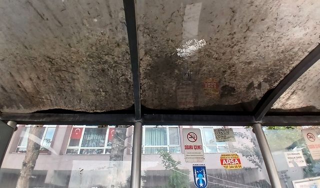 Mamak’taki EGO durağı bakımsız görüntüsüyle dikkat çekiyor