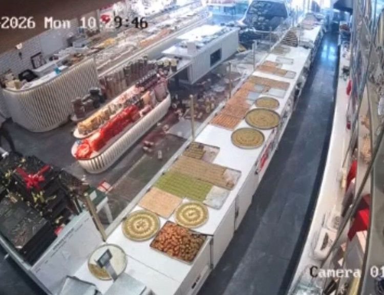 Ankara’da korku dolu anlar: Kontrolden çıkan otomobil pastaneye daldı!