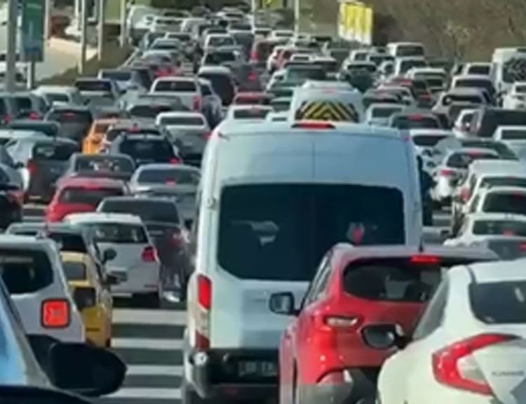 Ankara’da trafik çilesi sürücüyü isyan ettirdi!