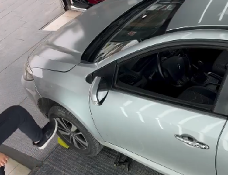 Tekme attı ortalık karıştı! Kontak açık araçta hava yastığı patladı