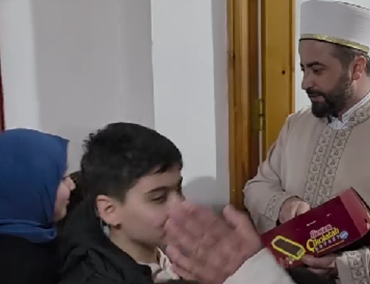 İmamdan çocuklara anlamlı jest: Teravih sonrası çikolata dağıttı