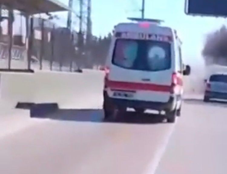 Kırmızı ışığı son anda fark eden sürücüler birbirine girdi!