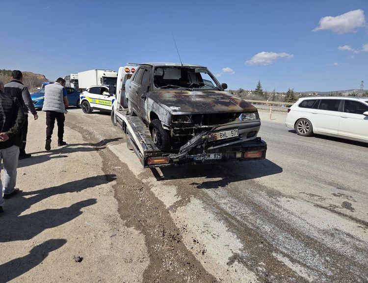 Ankara’da seyir halindeki otomobil yanarak küle döndü